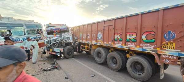 भाकरोद के पास ट्रेलर-बस भिडं़त में डेढ़ दर्जन घायल