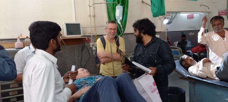 गश खाकर सड़क पर गिरी विदेशी महिला