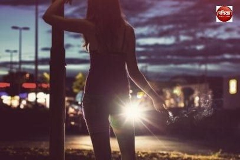 नहीं पड़ने दी, अपनी बेटियों पर इस काम की छाया