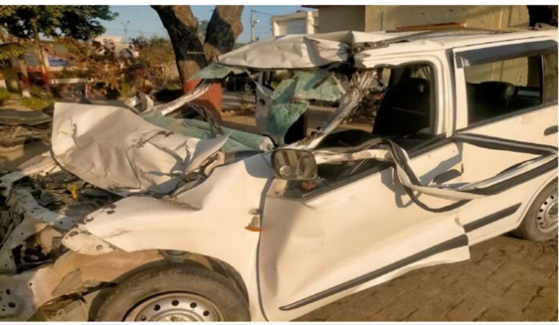 वैगनआर कार डंपर से टकराई, तीन दोस्तों की मौके पर मौत दो गंभीर