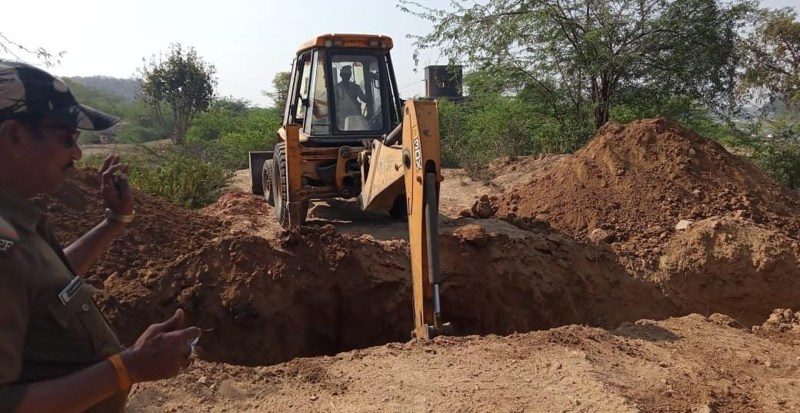 अवैध खनन रोकने रास्ते में खुदवाई खंती
