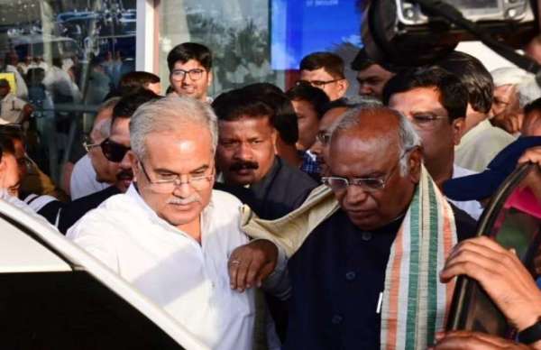 कांग्रेस अध्यक्ष मल्लिकार्जुन खंड्गे का स्वागत करने पहुंचे हुए मुख्यमंत्री भूपेश बघेल