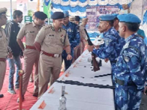 आरएएफ की शस्त्र प्रदर्शनी देखने पहुंचे पुलिसकर्मी