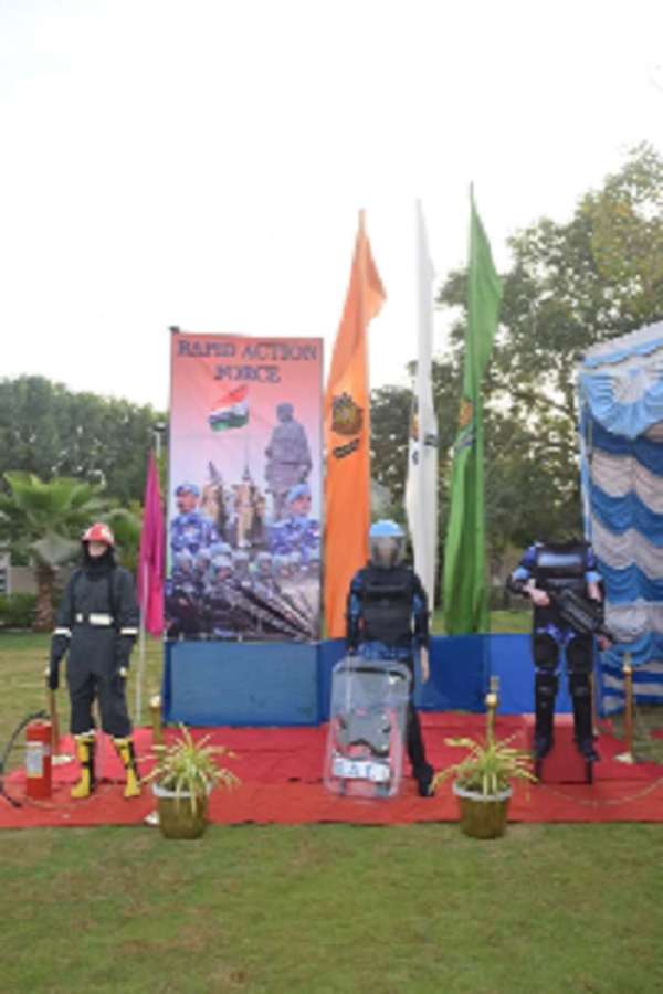 आरएएफ की शस्त्र प्रदर्शनी देखने पहुंचे पुलिसकर्मी