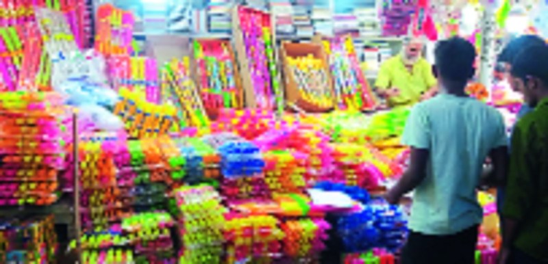 रंगों के पर्व होली से पहले रंग गुलाल से सजने लगे बाजार