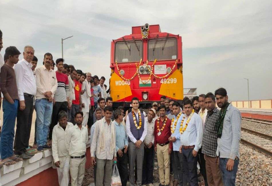 दौसा: पटरियों पर 100 किमी की रफ्तार से दौड़ा खुशियों का इंजन