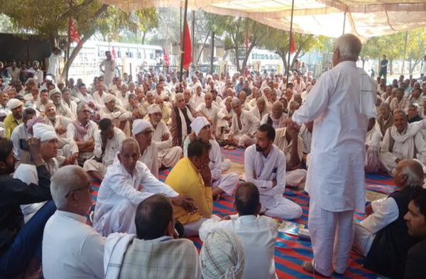 Patrika Photo Gallery:- कलक्ट्रेट के गेट पर फूटा किसानों का गुस्सा, वहीं पार्षद बैठे धरने पर