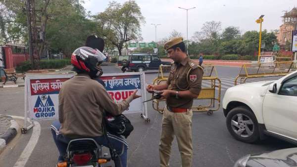 यातायात डायवर्ट होने से वाहनचालकों को परेशानी का सामना करना पड़ा। राजस्थान यूनिविर्सिटी के छात्रों को आईकार्ड देखने के बाद प्रवेश दिया गया।