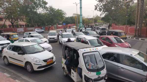 गांधी सर्किल से आने वाले यातायात को टोंक रोड व रॉयल्टी तिराहा झालाना की तरफ डायवर्ट किया गया। गांधी सर्किल पर यातायात जाम के हालात बन गए।