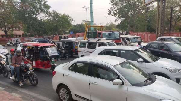 डीसीपी प्रहलाद कृष्णिया ने बताया कि गांधी सर्किल से बजाज नगर तिराहे के बीच शाम पांच से सात बजे तक भी संचालित यातायात डायवर्ट किया जाएगा।