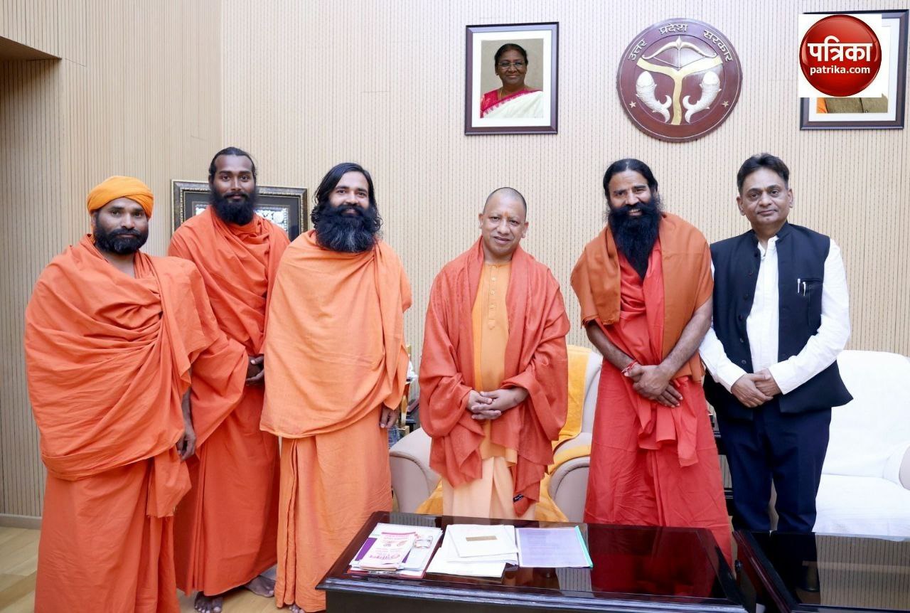 जानिए किसके कहने पर बाबा रामदेव ने की लखनऊ मेट्रो की सवारी, यात्रियों के सामने क्या बोल दिया