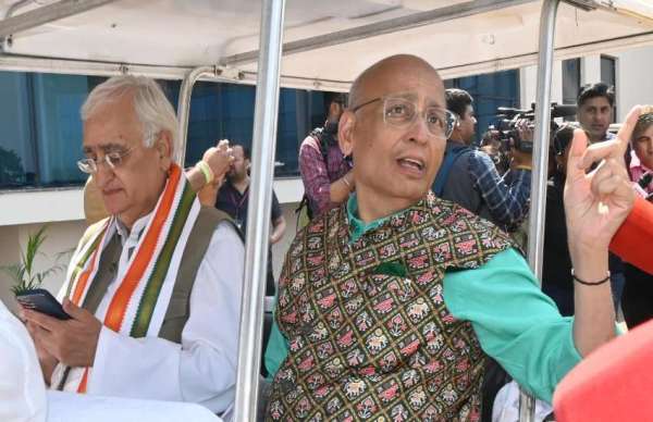 कांग्रेस नेता सलमान खुर्सीद और  अ​भिषेक मनु सिंघवी बैठक के बाद