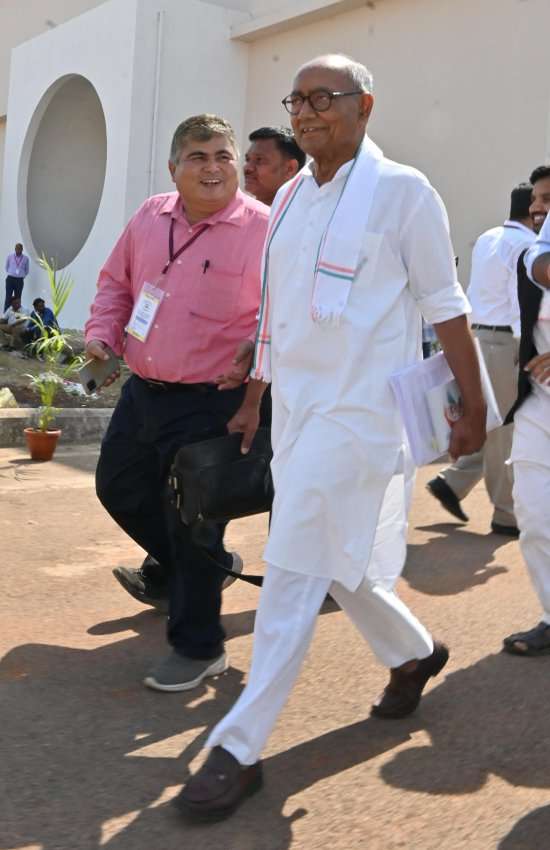  पूर्व मुख्यमंत्री दि​ग्विजय सिंह बैठक से बाहर आते हुए। 