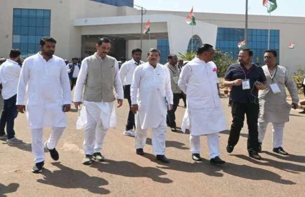 मुकुल वासनिक और अन्य कांग्रेसजन