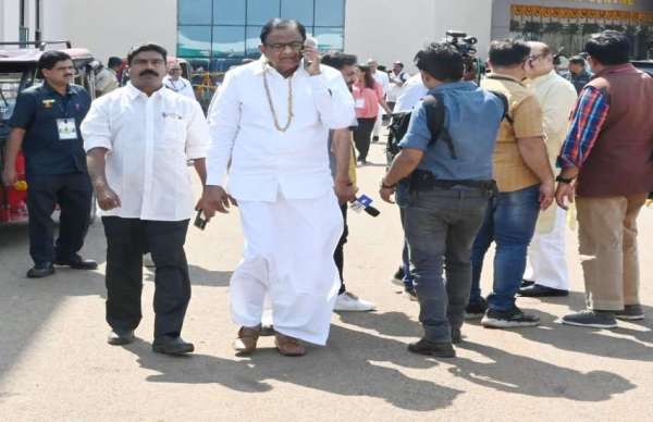  पूर्व केन्द्रीय वित्तमंत्री पी चिंदम्बरम् बैठक से बाहर आते हुए। 