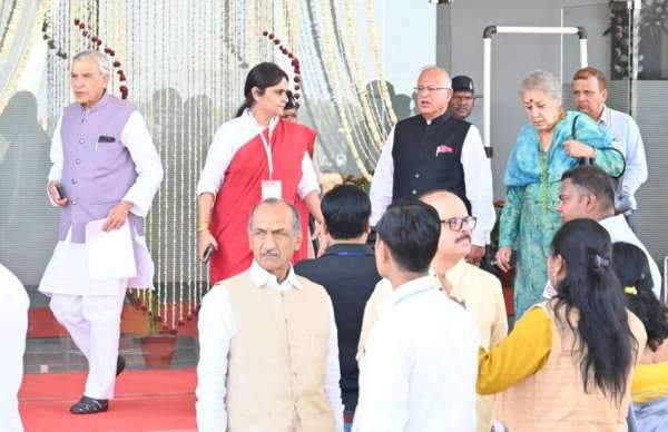  पूर्व केन्द्रीय मंत्री पवन बंसल और  कांग्रेस नेत्री अंबिका सोनी बैठक से बाहर आते हुए। 