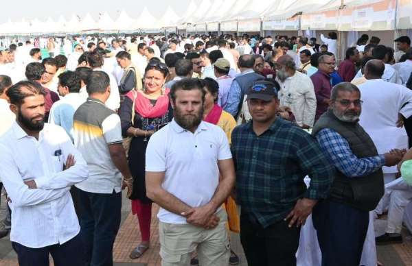  अ​धिवेशन में रजिस्ट्रेशन करवाने पहुंचे राहुल के हमशक्ल