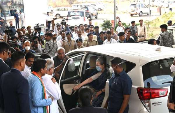 पूर्व कांग्रेस अध्यक्ष सोनिया गांधी बैठक में शामिल होने जाती हुई, स्वागत करते हुए मुख्यमंत्री भूपेश बघेल और अन्य कांग्रेस नेता