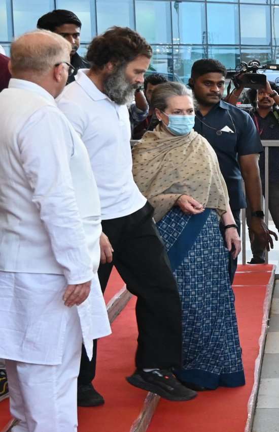 पूर्व कांग्रेस अध्यक्ष सोनिया गांधी और सासंद राहुल गांधी