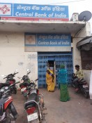 बैंक के बाहर दो गुना रुपए करने का लालच देकर व्‍यक्ति से 15 हजार रुपए की ठगी