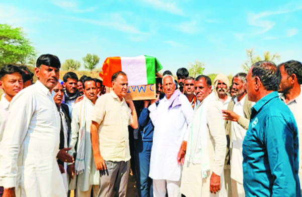 Patrika Photo Gallery: When two small children completed the funeral c