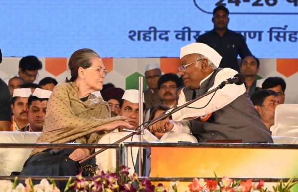 भारतीय राष्ट्रीय कांग्रेस 85वां महाअ​धिवेशन के दौरान पूर्व अध्यक्ष सोनिया गांधी और एआईसीसी अध्यक्ष म​ल्लिकार्जुन खड़गे चर्चा करते हुए।