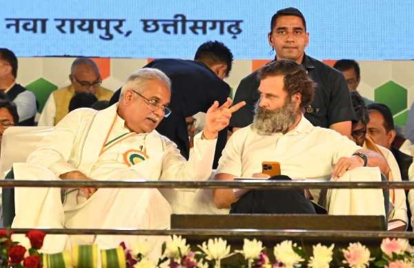 भारतीय राष्ट्रीय कांग्रेस 85वां महाअ​धिवेशन के दौरान राहुल गांधी छत्तीसगढ़ के मुख्यमंत्री भूपेश बघेल से चर्चा करते हुए। 