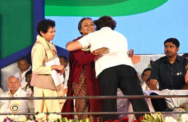 भारतीय राष्ट्रीय कांग्रेस 85वां महाअ​धिवेशन के दौरान राहुल गांधी गले लगाते हुए पूर्व लोकसभा स्पीकर मीरा कुमार ।