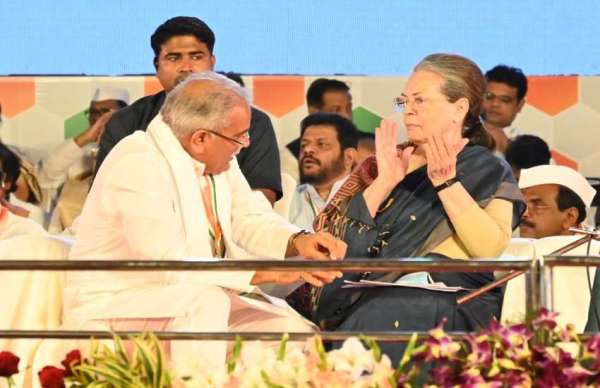 भारतीय राष्ट्रीय कांग्रेस 85वां महाअ​धिवेशन के दौरान पूर्व अध्यक्ष सोनिया गांधी और सीएम भूपेश बघेल चर्चा करते हुए।