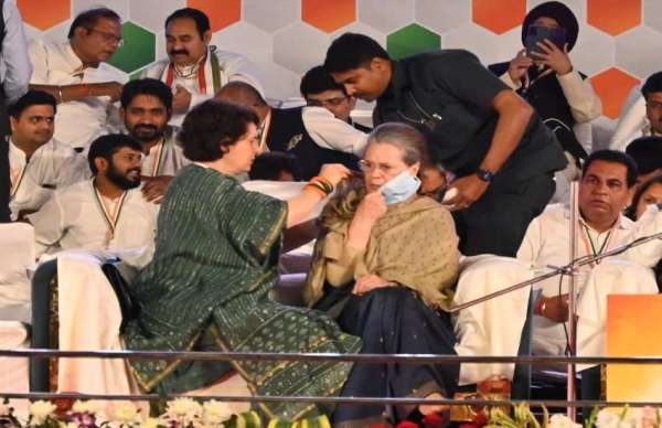 भारतीय राष्ट्रीय कांग्रेस 85वां महाअ​धिवेशन के दौरान पूर्व अध्यक्ष सोनिया गांधी को शॉल ओढ़ाते प्रियंका गांधी। 