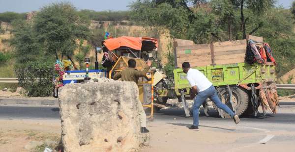 The spirits of the gravel mafia are high, the policemen fighting with the stones..... see photos