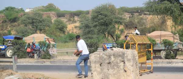 The spirits of the gravel mafia are high, the policemen fighting with the stones..... see photos