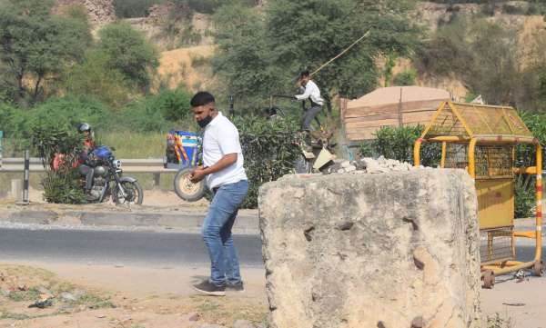 The spirits of the gravel mafia are high, the policemen fighting with the stones..... see photos