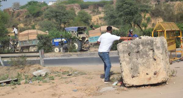 The spirits of the gravel mafia are high, the policemen fighting with the stones..... see photos