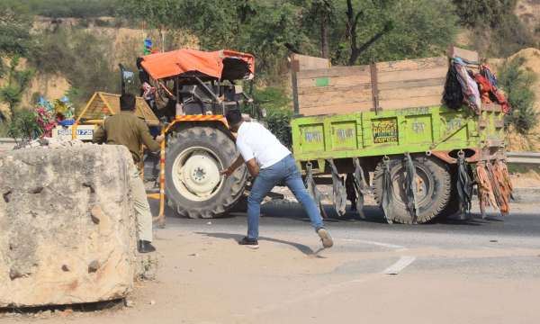 The spirits of the gravel mafia are high, the policemen fighting with the stones..... see photos