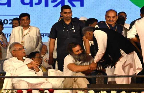 रायपुर। भारतीय राष्ट्रीय कांग्रेस 85 वां महाधिवेशन का समापन सत्र रहा। राहुल गांधी के भाषण के बाद राजस्थान के सीएम अशोक गहलोत राहुल गांधी को बधाई देते दिखाई दिए साथ छग के सीएम भूपेश बघेल बैठे हुए।