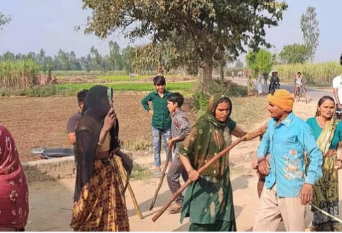 शराबी पतियों से परेशान महिलाओं ने ठेके के सेल्समैन को डंडा लेकर दौड़ाया, लगवाई उठक-बैठक