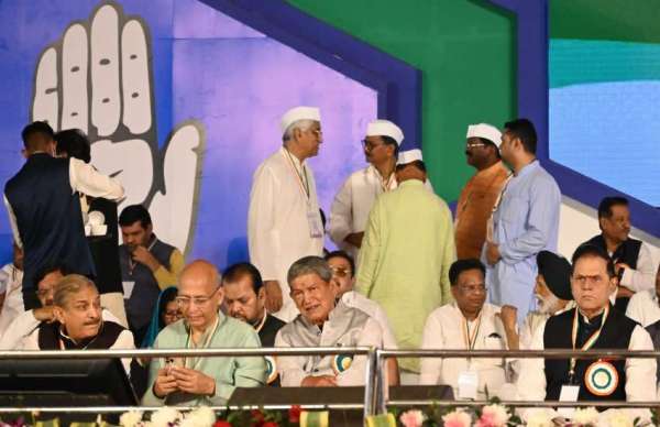 रायपुर। भारतीय राष्ट्रीय कांग्रेस 85 वां महाधिवेशन का रविवार को समापन सत्र रहा। मंच छग के मंत्रीमंड़ल के सदस्य खड़े होकर चर्चा करते दिखाई दिए। टीएस बाबा, चरणदास महंत, अमरजीत भगत और उमेश पटेल तस्वीर में दिखाई देते।