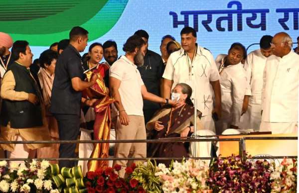 रायपुर। राजधानी में चल रहे भारतीय राष्ट्रीय कांग्रेस 85 वां महाधिवेशन का समापन हो गया। रविवार को समापन पूर्व सभा को राहुल गांधी ने संबोधित किया। संबोधन के बाद अपनी माता सोनिया गांधी को दुलारते नजर आए।