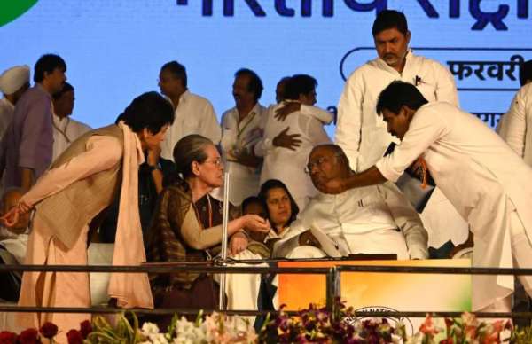 रायपुर। भारतीय राष्ट्रीय कांग्रेस 85 वां महाधिवेशन का रविवार को समापन सत्र रहा। सुबह से ही मंच पर पूर्व अध्यक्ष सोनिया गांधी, अध्यक्ष मल्लिकार्जुन खड़गे, राहुल गांधी,प्रियंका गांधी और सीएम भूपेश बघेल मंच पर नजर आए। इसके बाद लगातार कांग्रेस सदस्यों ने अपना विचार साझा किया। उसके बाद प्रियंका गांधी ने कार्यकर्ताओं को संबोधित किया। कुछ देर बाद राहुल गांधी ने सभा में अपनी बाते रखी। एआईसीसी अध्यक्ष मल्लिकार्जुन खड़गे ने महाधिवेशन समापन की घोषणा की। अंतिम में आभार व्यक्त करने एनएसयूआई की सदस्य मंच पर पहुंची।