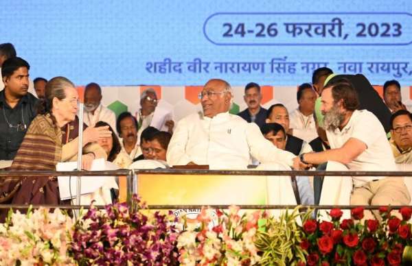 रायपुर। भारतीय राष्ट्रीय कांग्रेस 85 वां महाधिवेशन का समापन सत्र रहा। सुबह सुबह जब सभा की शुरुआत हुई तो सोनिया गांधी, मल्लिकार्जुन खड़गे और राहुल गांधी पास बैठे दिखाई दिए। अध्यक्ष खड़गे ने राहुल की हाथों को थामे रखा था।