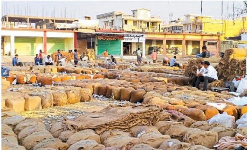 शेड की व्यवस्था नहीं, पिघल रहा गुड़