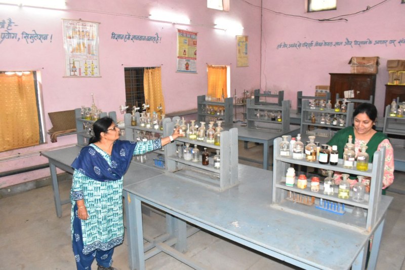 स्कूलों में नहीं विज्ञान के शिक्षक कैसे तैयार होंगे बाल वैज्ञानिक