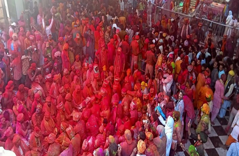 राधा रानी के महल में बरसे 10 टन लड्डू