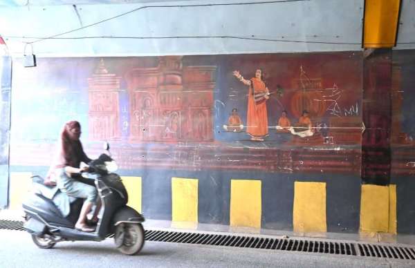 रायपुर। गीता नगर से रामनगर जाने वाली अंड़रब्रिज में सुन्दर चित्रकारी की गई थी। अब इन चित्रकारी का रंग फीका पड़ने लगा हैं। दिवार पर बने इन चित्रों के ऊपर कई नागरिको ने अपना संदेश लिख दिया हैं। यहां पर बहुत ही शानदार छत्तीसगढ़ के संस्कृति की झलक दिखाई गई हैं। सरगुजा से बस्तर तक की लोककला और महान ह​स्तियों की झलक इन दीवारों पर दिखाई देती हैं। 