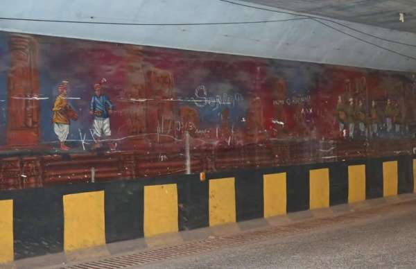 रायपुर। गीता नगर से रामनगर जाने वाली अंड़रब्रिज में सुन्दर चित्रकारी की गई थी। अब इन चित्रकारी का रंग फीका पड़ने लगा हैं। दिवार पर बने इन चित्रों के ऊपर कई नागरिको ने अपना संदेश लिख दिया हैं। यहां पर बहुत ही शानदार छत्तीसगढ़ के संस्कृति की झलक दिखाई गई हैं। सरगुजा से बस्तर तक की लोककला और महान ह​स्तियों की झलक इन दीवारों पर दिखाई देती हैं। 