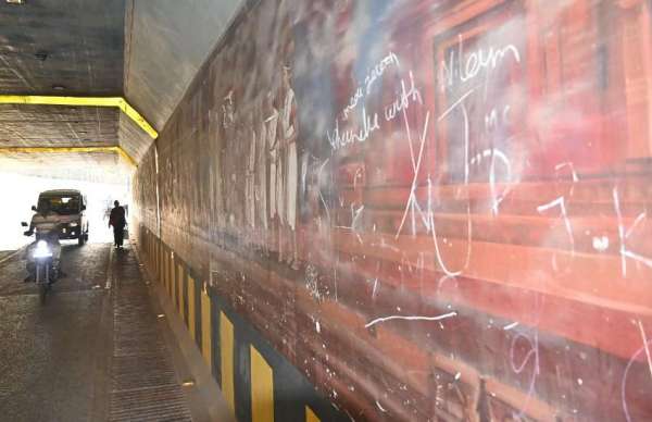 रायपुर। गीता नगर से रामनगर जाने वाली अंड़रब्रिज में सुन्दर चित्रकारी की गई थी। अब इन चित्रकारी का रंग फीका पड़ने लगा हैं। दिवार पर बने इन चित्रों के ऊपर कई नागरिको ने अपना संदेश लिख दिया हैं। यहां पर बहुत ही शानदार छत्तीसगढ़ के संस्कृति की झलक दिखाई गई हैं। सरगुजा से बस्तर तक की लोककला और महान ह​स्तियों की झलक इन दीवारों पर दिखाई देती हैं। 