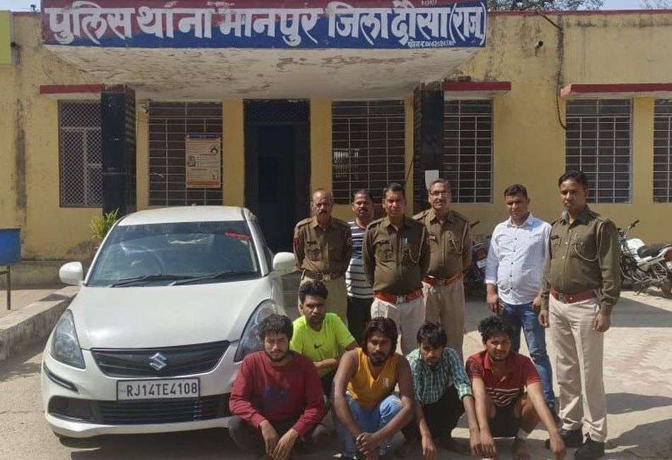 दहशत: अचानक एक कार घर के सामने रुकी और पिस्टल से कर दी फायरिंग