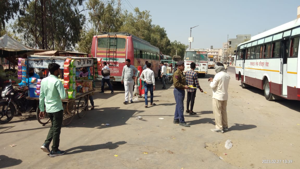 निजी बस स्टैंड पर सुविधाओं का टोटा, यात्री परेशान