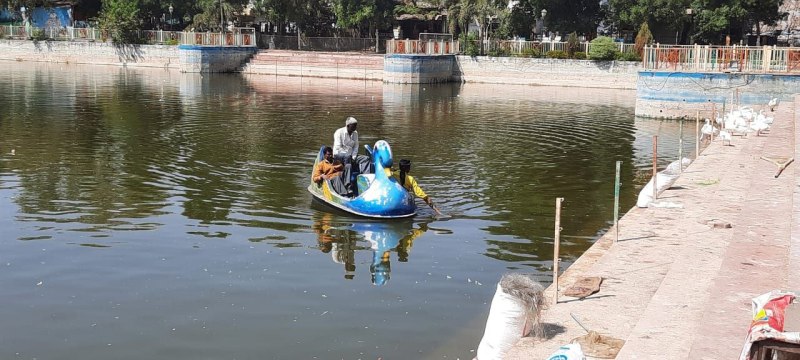 मछलियां नहीं ले पा रही सांस, हजारों मर चुकी, अब मशीन से निकाल रहे गाद